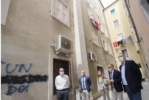L'assessore regionale alle Infrastrutture e Territorio Graziano Pizzimenti (primo a destra nella foto) durante il sopralluogo ad alcuni alloggi Ater nella Città Vecchia di Trieste